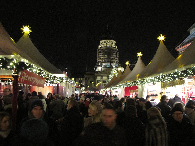 drukte gendarmenmarkt.jpg - En het is er heel druk op zondagavond.